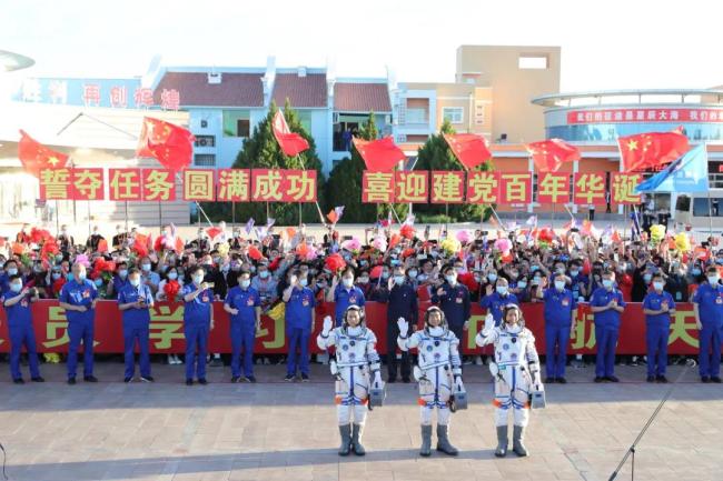 各具特色的中国航天员舱内服，“舒适”or“功能”你看好哪个？