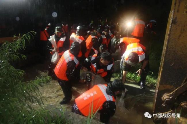 河南强降雨 中部战区紧急派出部队投入抢险救援一线