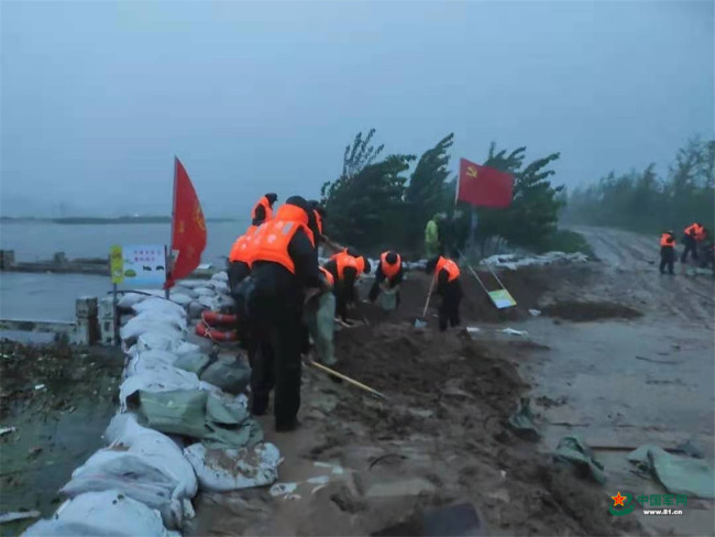 ​河南多地持续强降雨武警官兵紧急投入抢险救灾