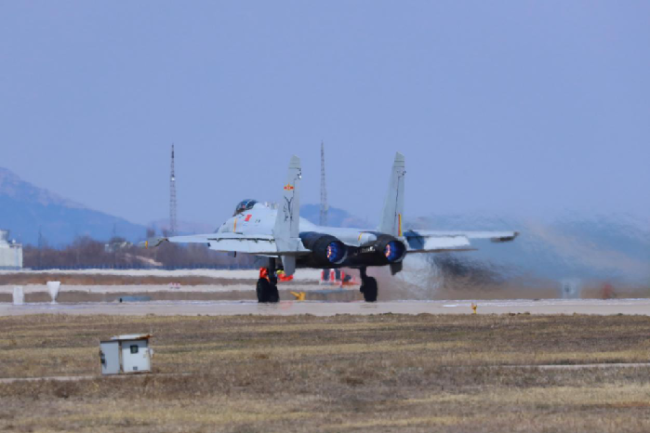 点赞！新一批舰载机飞行学员成功单飞