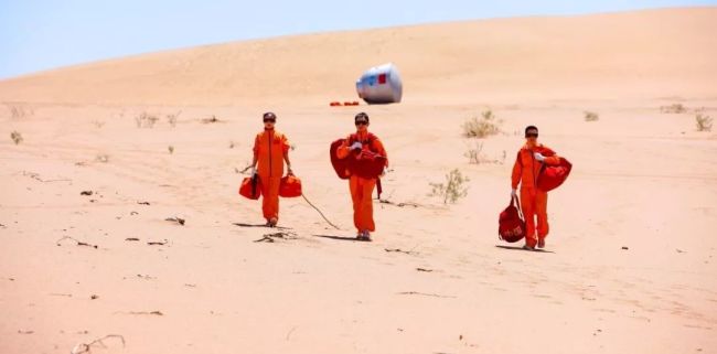 真实版“荒野求生”！10名中国航天员正在沙漠开展野外生存训练