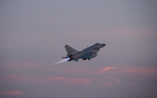 中部战区空军航空兵某旅组织高强度跨昼夜飞行训练