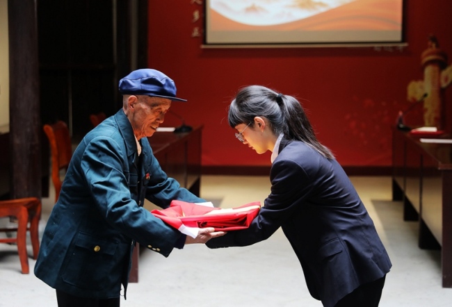 89岁升旗手正式退休：一个人的升旗仪式坚持20年