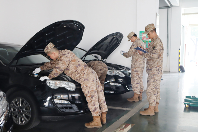 ▲检查发动机舱。