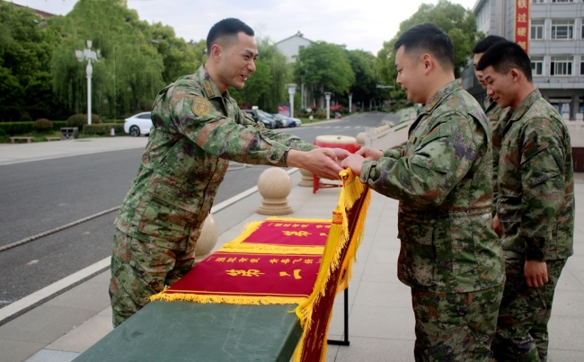 欢乐“五一”来拔河，激发官兵战斗力