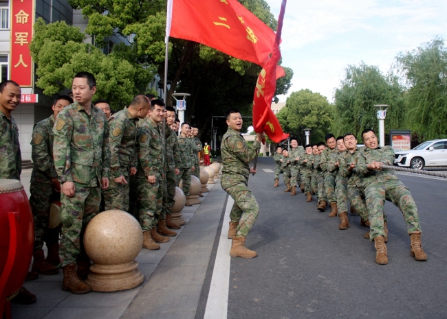 欢乐“五一”来拔河，激发官兵战斗力