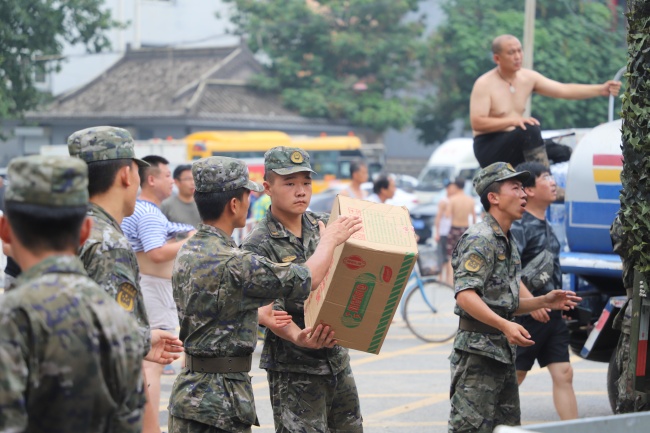 河北涿州：武警官兵紧急投入抢险救援一线