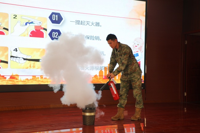 聘请专业安全应急处突队伍成员开展授课