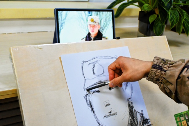 战友的铅笔画手绘，为即将退役的老兵送上特别的礼物