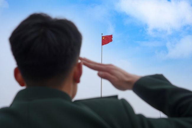 军营又响驼铃声——战略支援部队某中心隆重举行春季退役士兵向军旗告别仪式