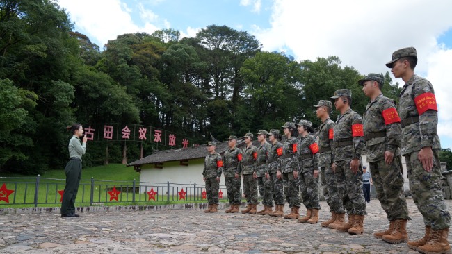 向战而行为兵歌——武警福建总队“古田小背包”文艺小分队深入基层慰问巡演