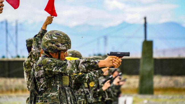 比武人员进行手枪精度射击。