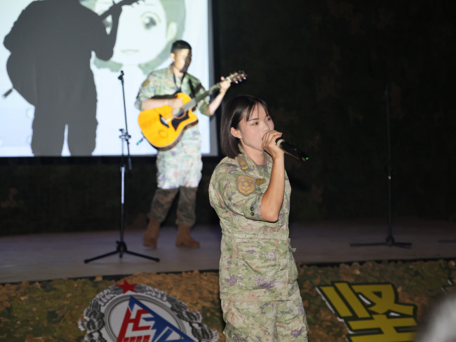 ▲《请不要叫我女孩》乐队表演