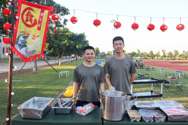 做“海天斗士”，享多样美食！ 快来围观军营美食节…