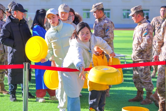 军属参加《套圈夺宝》游戏