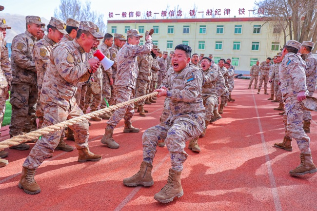 《拔河比赛》咬紧牙关拼尽全力