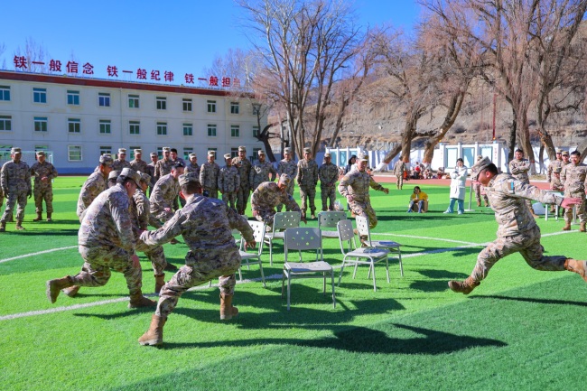 官兵激烈争夺《抢凳子》游戏