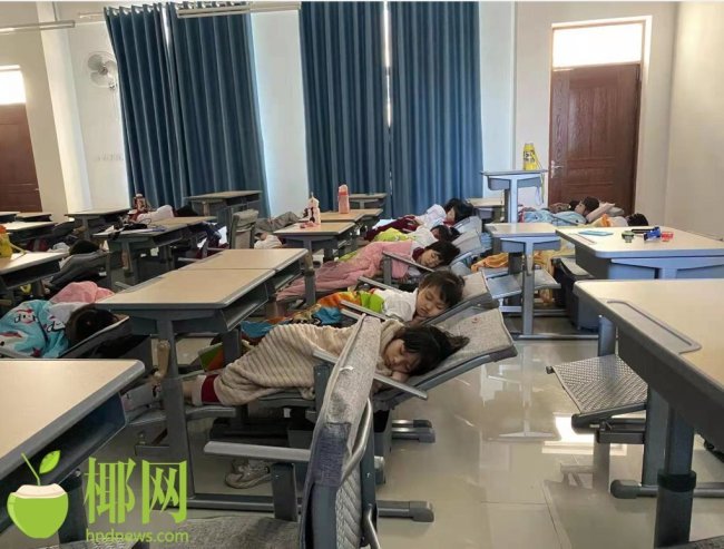 让学生告别“趴着睡” 海口这几所学校引进折叠课桌椅