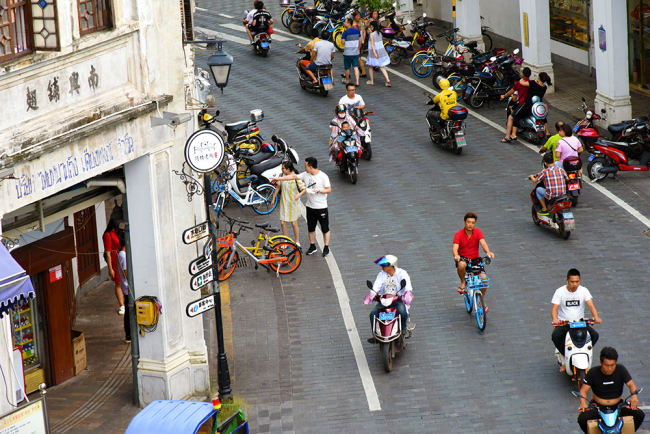 People walk through the old cavalry streets, living a leisurely life amidst history and modernity. Photo by Xu Ersheng