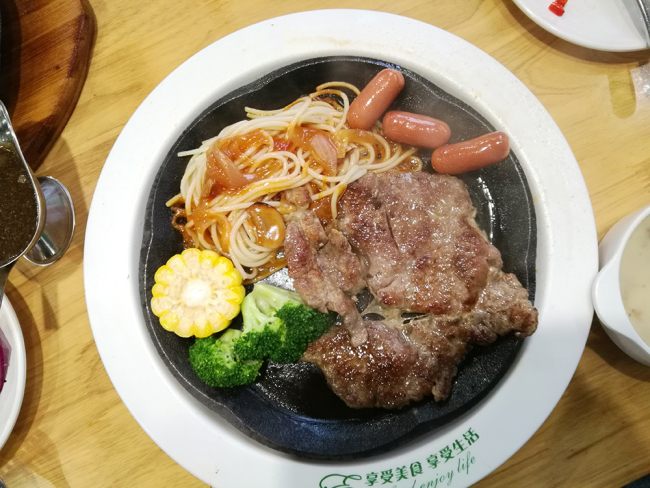 Seek out the pasta + steak inside the Rimae Chew Night Market. Photo by Xu Ersheng