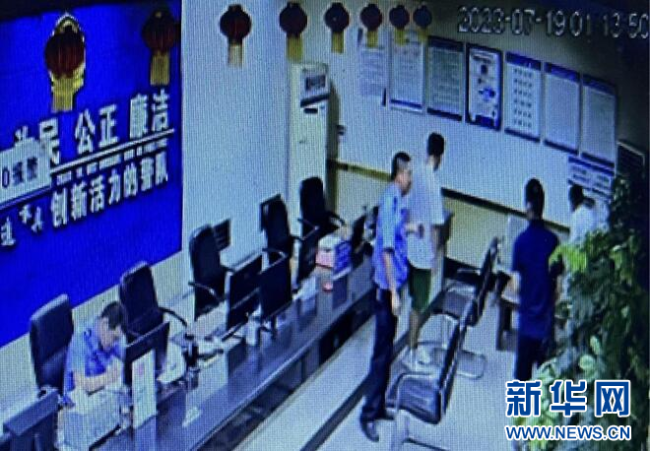 湖北随州民警耐心安抚3小时 南昌男研究生重拾生活信心