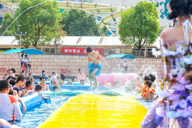 百名游客穿草裙在海滩起舞 武汉消暑宝地花样玩法乐不停