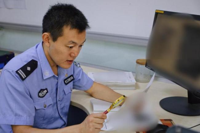 何成鹏:当好“鉴”证者 手握“侦”功夫