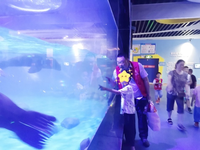 与爱同行，圆梦夏日——富德生命人寿“小海豚计划”一对一帮扶走进荆州市