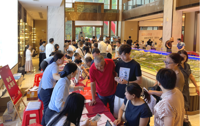 宜昌“交房即交证”迈入常态化， 碧桂园凤凰城244户业主喜领“大红本”