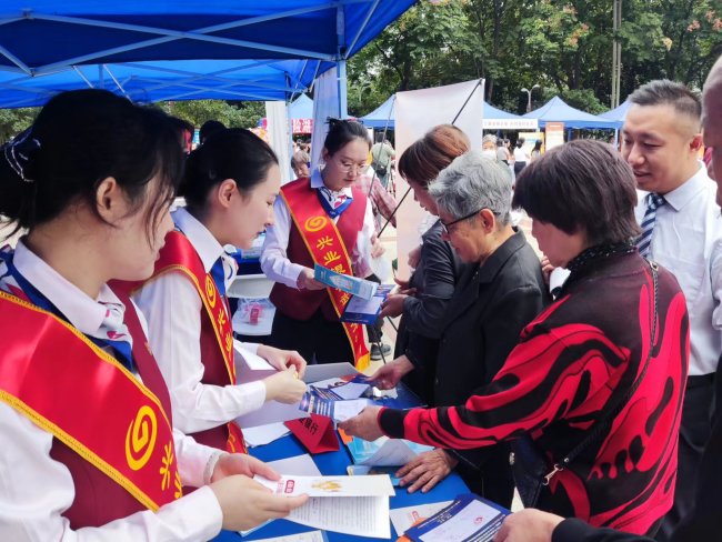 兴业银行武汉分行：“五进”宣传齐步走 筑牢安全防护墙