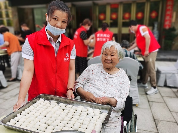 用愛點(diǎn)亮晚年 共享溫暖時(shí)光——富德生命人壽十堰中支開展慰問老人活動(dòng)