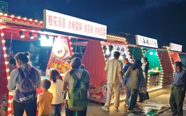 武汉户部巷打造“石榴花夜市”。