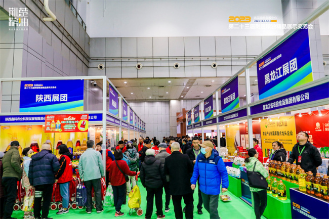 荆楚粮油精品展示交易会，市民纷纷前来打货。