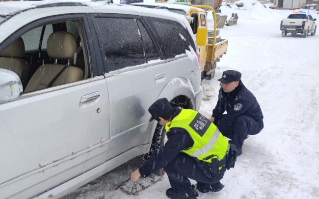 雨雪来袭 湖北保康交警雪天执勤保畅通