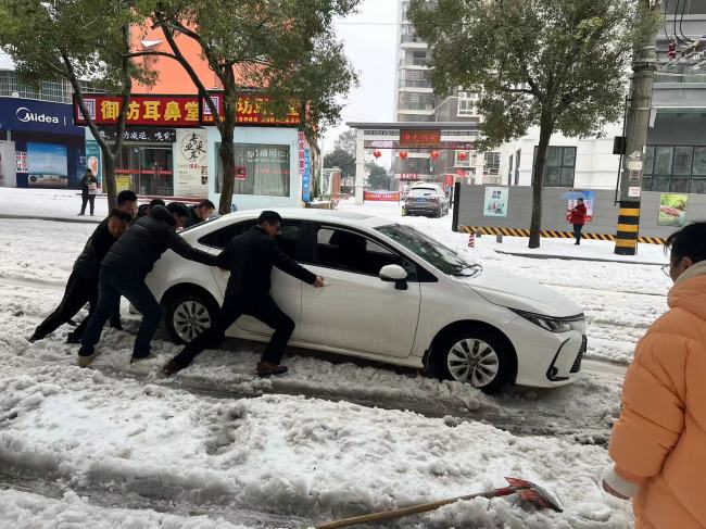 邮储银行咸宁市分行铲雪除冰 暖心护行