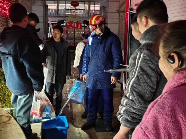 湖北荆门：“晚高峰”用水难 消防车运来“及时水” 