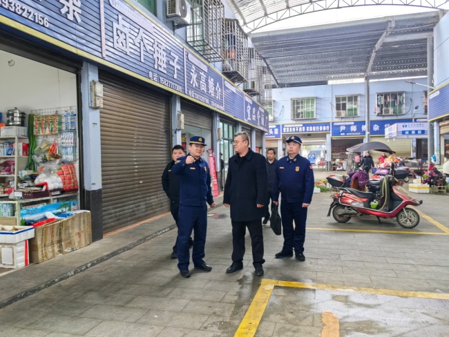 湖北荆州石首市消防救援大队积极推广安装独立式感烟火灾探测报警器