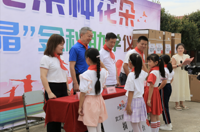 “祖国花朵种花朵---金秋爱心助学活动”----走进蕲春县“武汉丽晶希望小学”