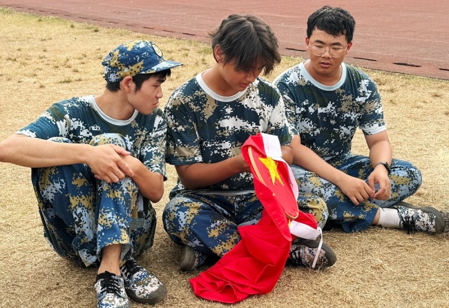 武信职院学生汉绣五星红旗为祖国庆生