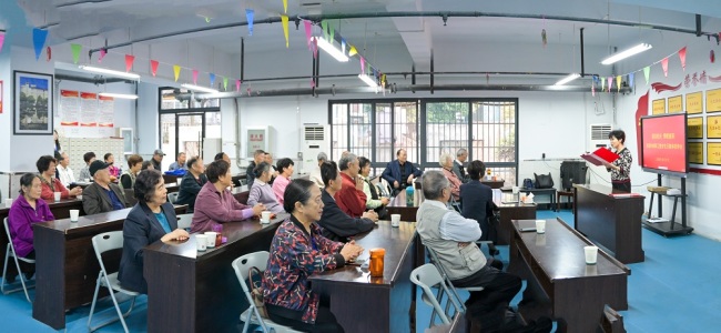 湖北医药学院为退休职工开整岁生日祝寿会