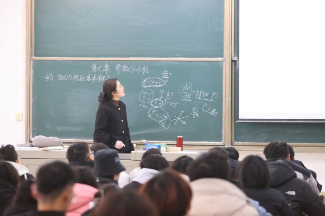 武汉华夏理工学院校领导深入课堂与学生同上“开学第一课”