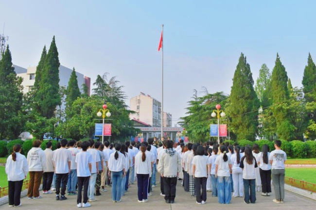 五四精神传薪火，科技报国筑强音——湖北工程学院举行“五四”升国旗暨科技报国誓师签名仪式