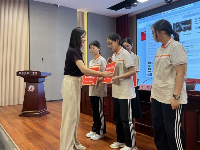 保康：爱心筑梦 春蕾绽放
