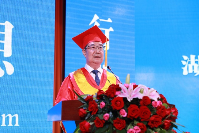 毕业礼包寄深情，校长赠瓜寓丰收！这场告别仪式仪式感拉满