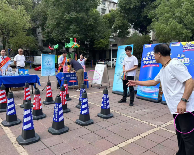 “筑牢金融盾，守护零距离”浦发银行武汉分行金融知识万里行进社区