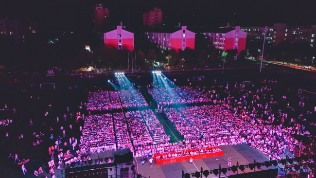 武汉工程科技学院：湖畔音乐节为毕业生点亮青春记忆