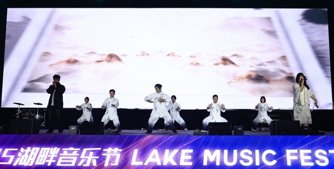 武汉工程科技学院：湖畔音乐节为毕业生点亮青春记忆