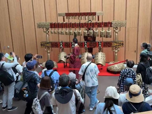 中国馆内，全球游客欣赏编钟表演.jpg