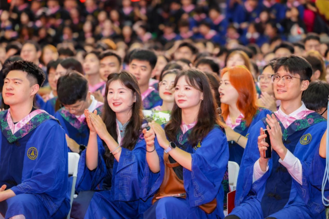 在时代浪潮中奔涌向前!中南财经政法大学2025年毕业典礼举行