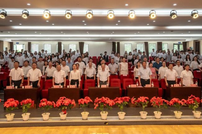 武汉纺织大学外经贸学院举行庆祝中国共产党成立104周年暨“两优一先”表彰大会